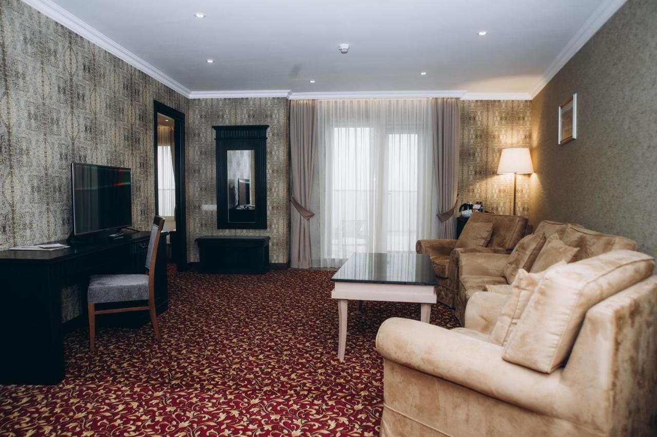 Colosseum Marina Hotel Batumi Exterior foto