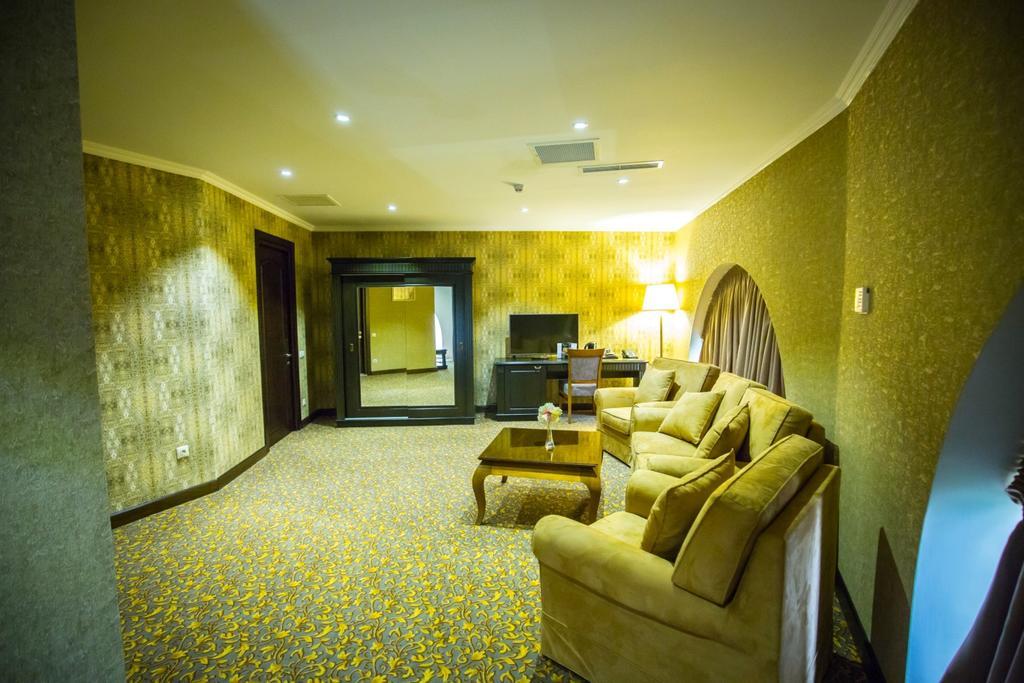 Colosseum Marina Hotel Batumi Zimmer foto